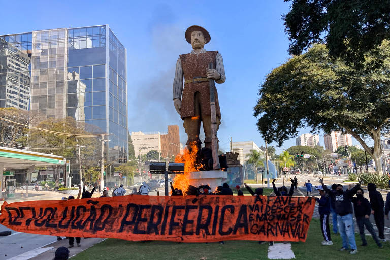 Grupo tenta destruir com fogo estátua de Borba Gato, em São Paulo