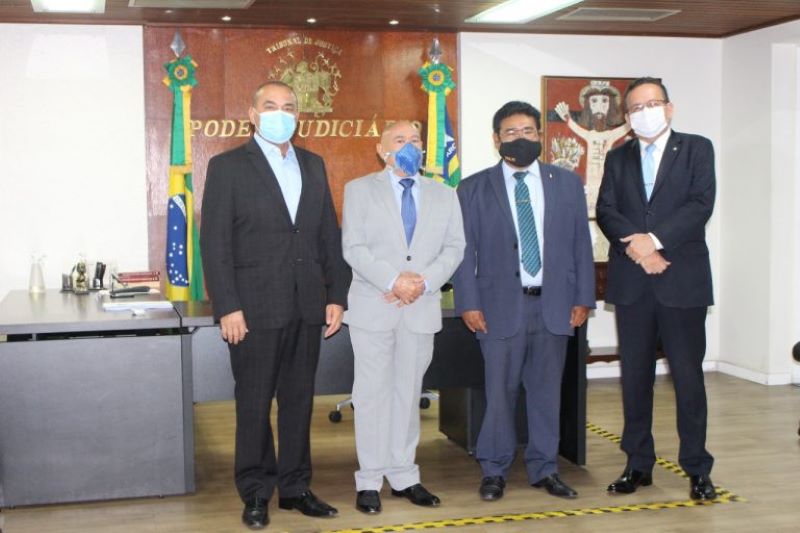 Desembargadores Erivan Lopes [presidente da Comissão], o presidente do TJ-PI, Ribamar Oliveira, os vice-presdentes, James Pereira e Sebastião Oliveira, respectivamente do TJ-PI e da Comissão