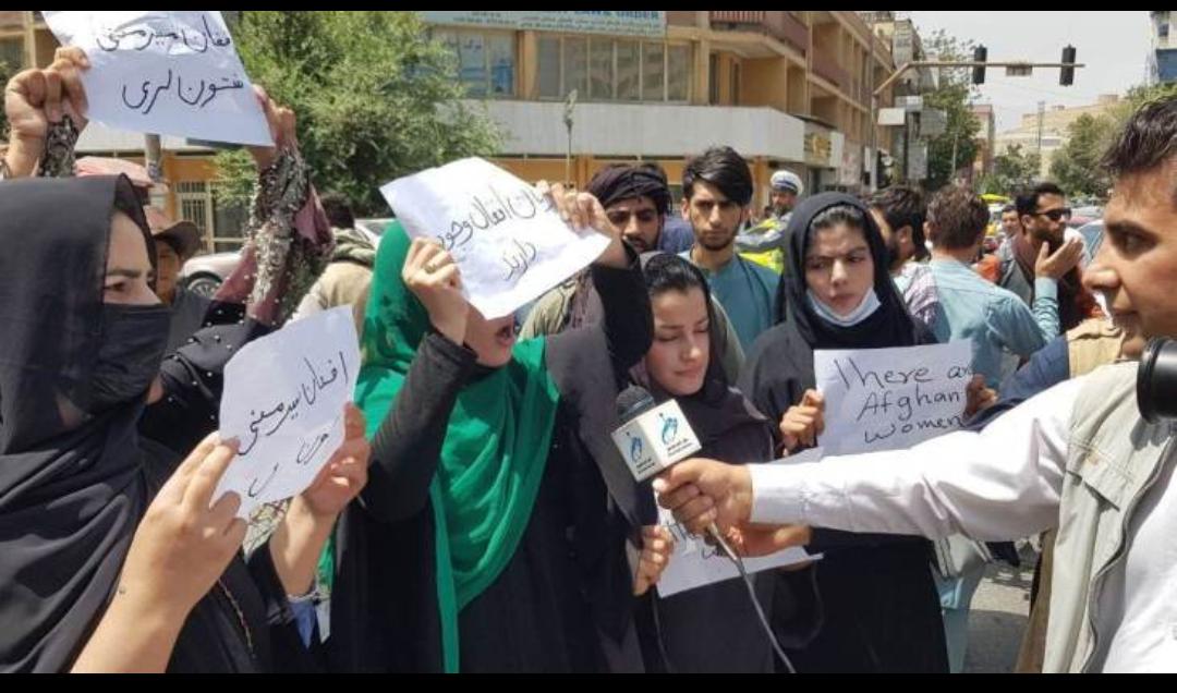 Em protesto na frente do palácio presidencial, em Cabul, afegãs exibem respeito aos seus direitos por governo do Talibã