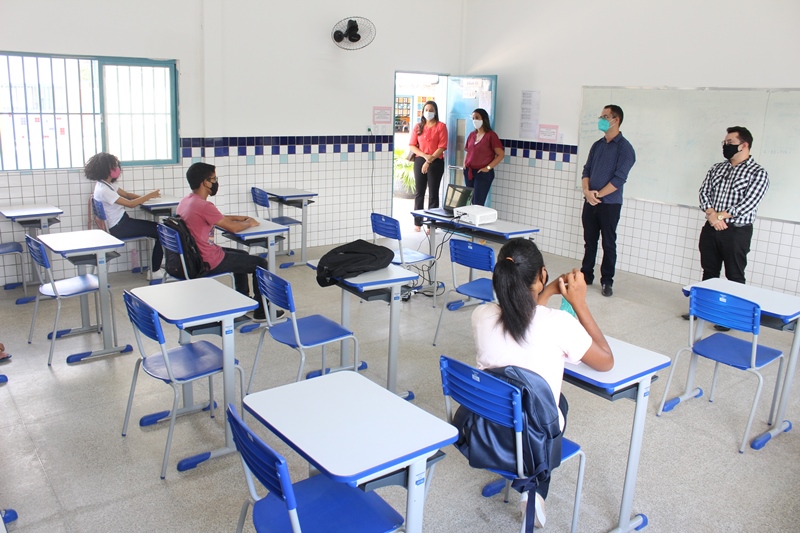 O secretário municipal de Educação, Nouga Cardoso, esteve na Escola Municipal José Gomes Campos