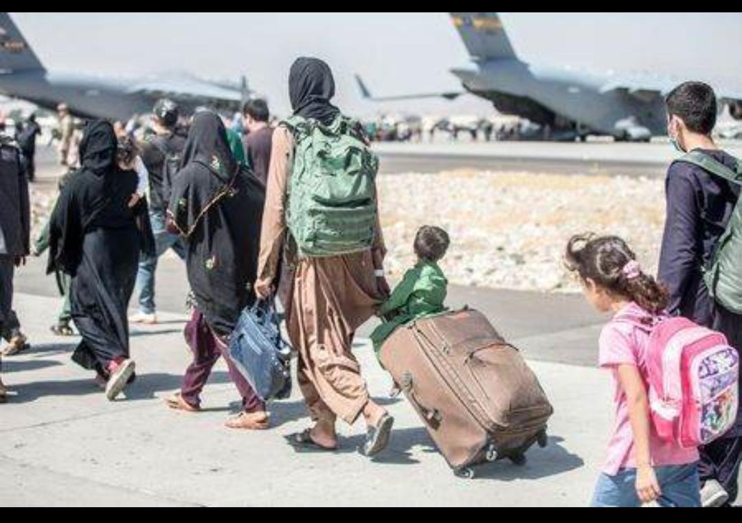 Pessoas deixam o Afeganistão pelo aeroporto internacional de Cabul