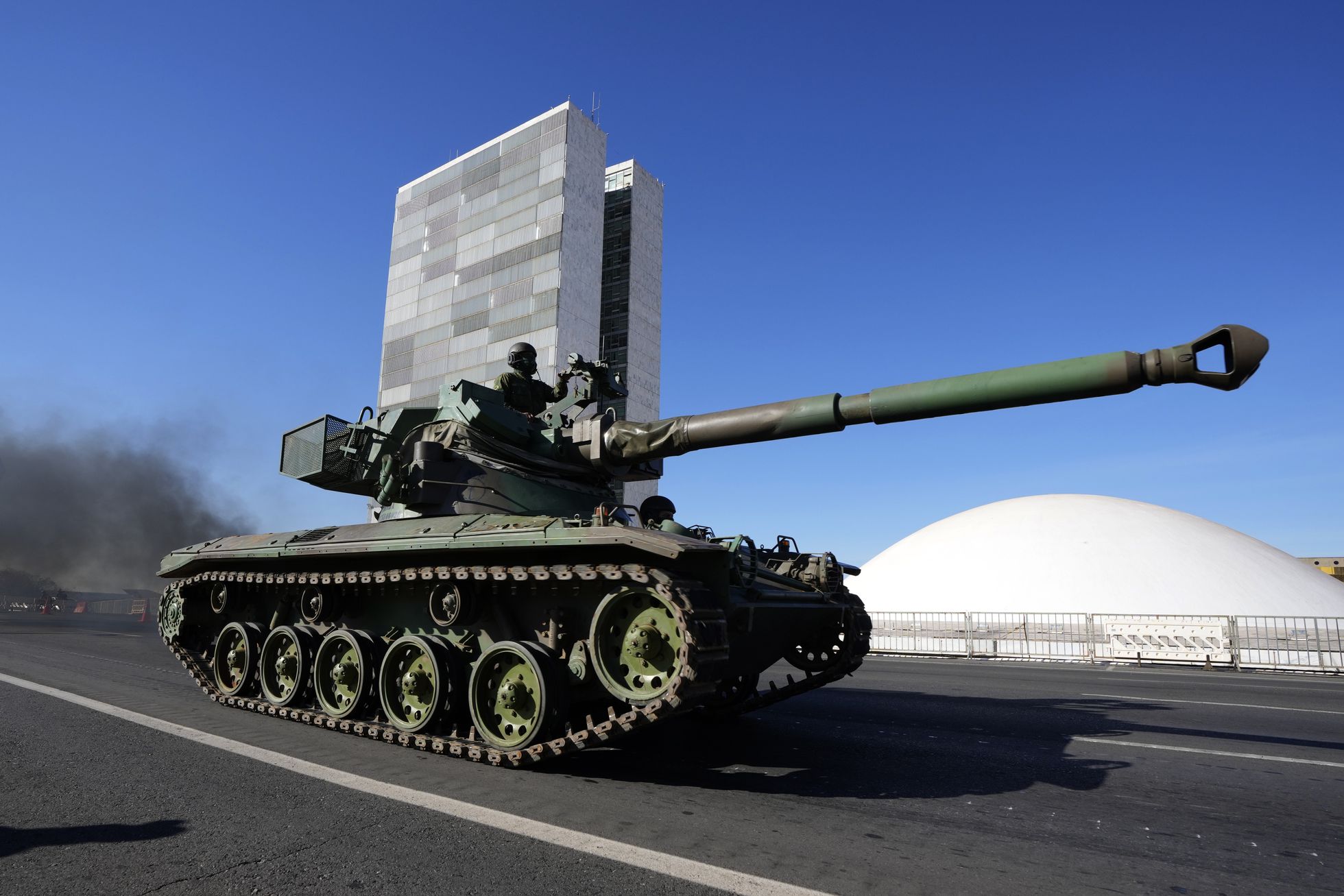 Tanque de guerra passa em frente ao Palácio do Planalto durante comboio ordenado por Bolsonaro