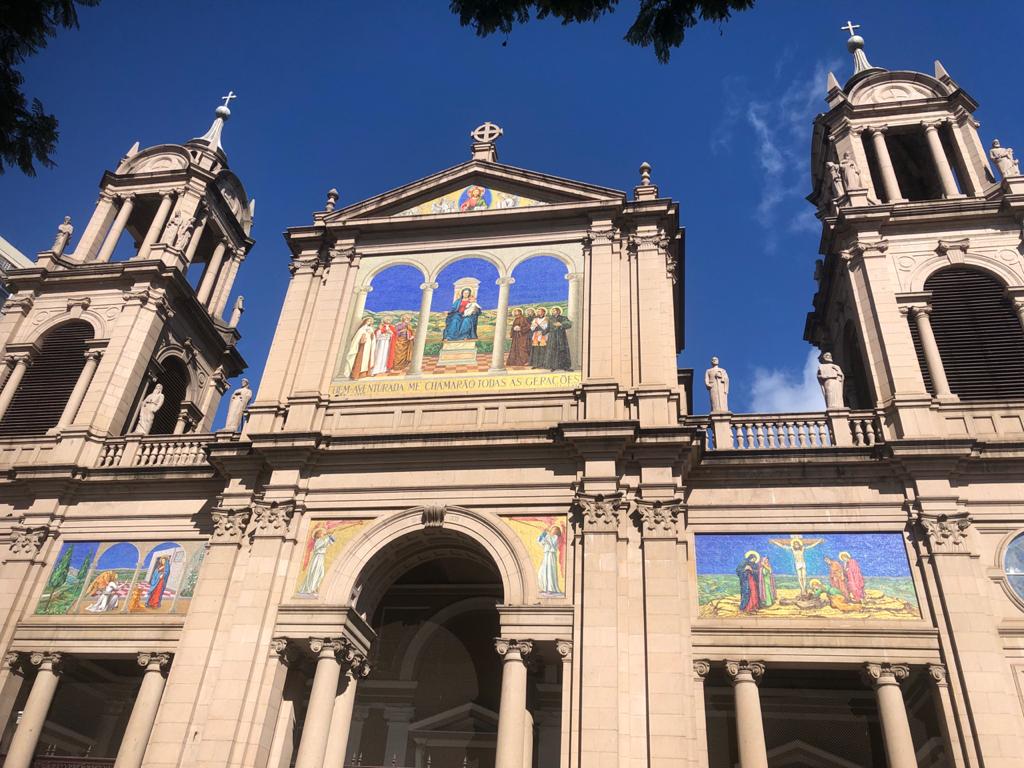 Fachada principal da Catedral N. S. da Madre de Deus de Porto Alegre-RS [estilo barroco-renascentista], que fica ao lado do Palácio Piratini