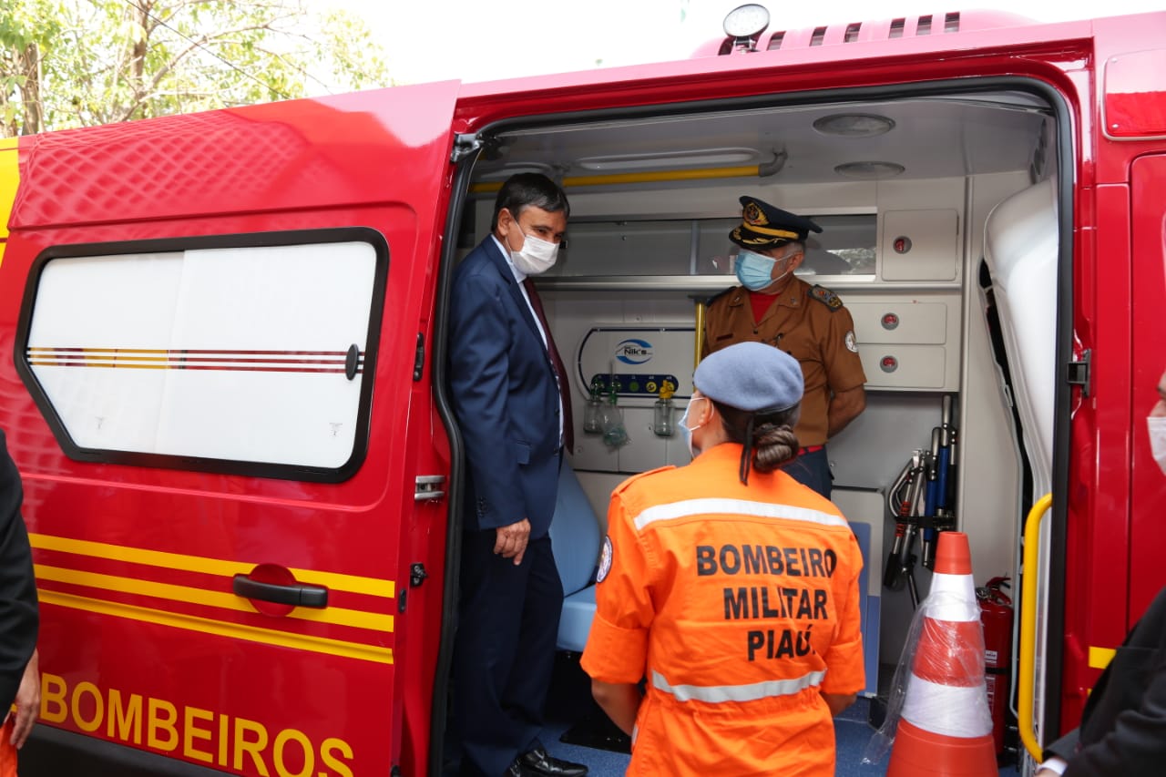 Governador entrega ambulância à corporação