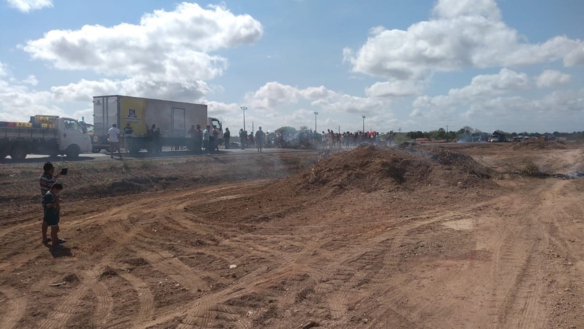 Moradores de Demerval Lobão bloqueiam rodovia em protesto por moradias