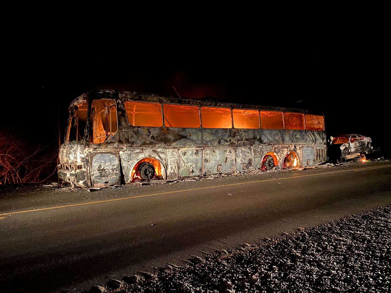 Ônibus pega fogo na BR 316