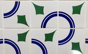 Azulejo em homenagem aos 100 anos de Oscar Niemeyer (Athos Bulcão, 2007)