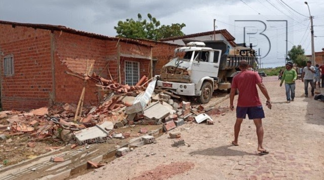 Caminhão colide em casa na cidade de Bom Jesus