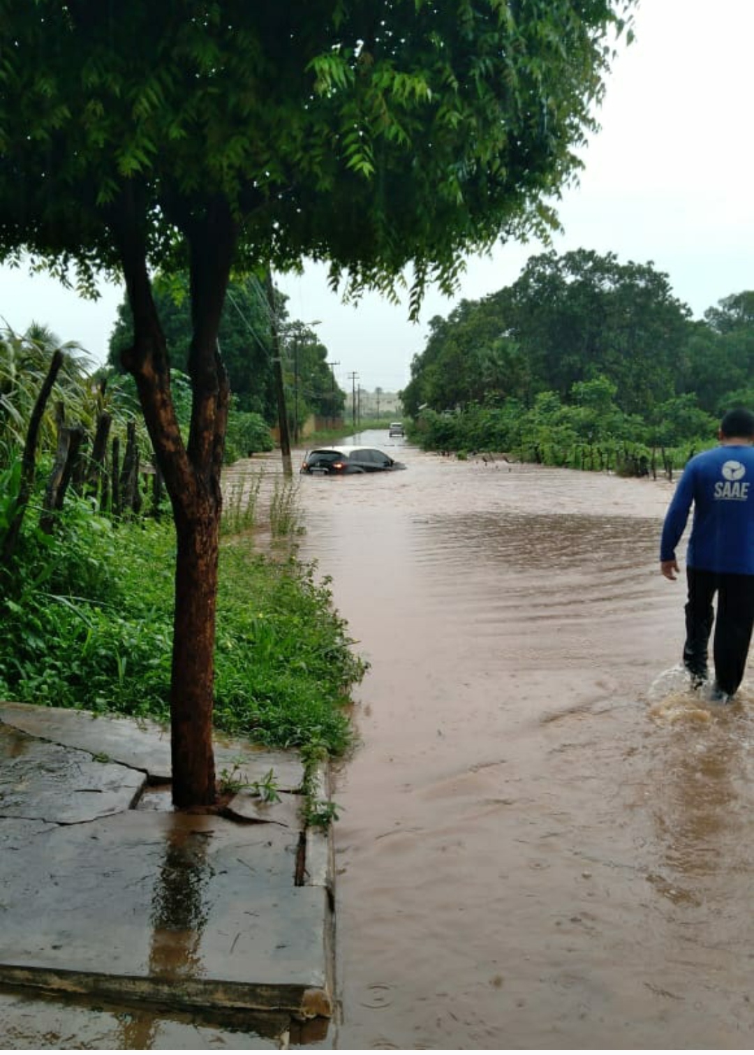 Forte chuva deixa Oeiras com ruas alagadas