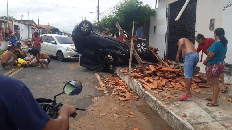 Motorista capota carro após sofrer mal súbito