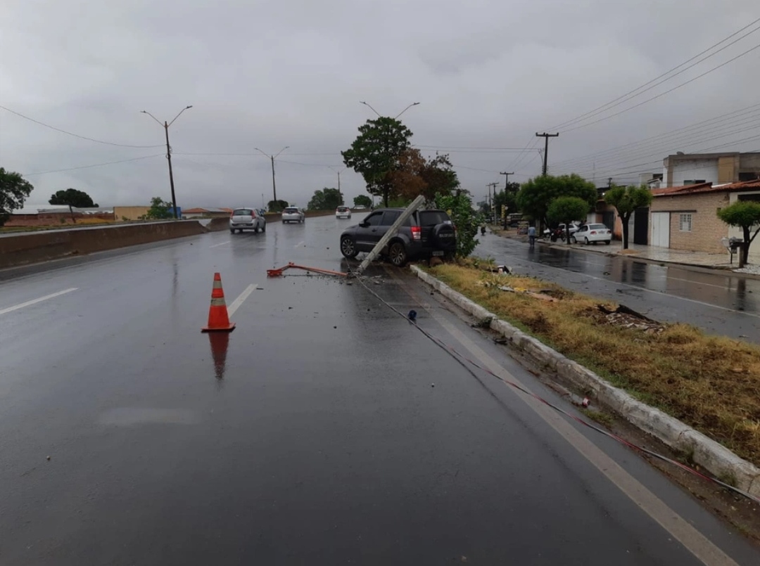 Acidente entre carro e moto deixa dois feridos em Teresina