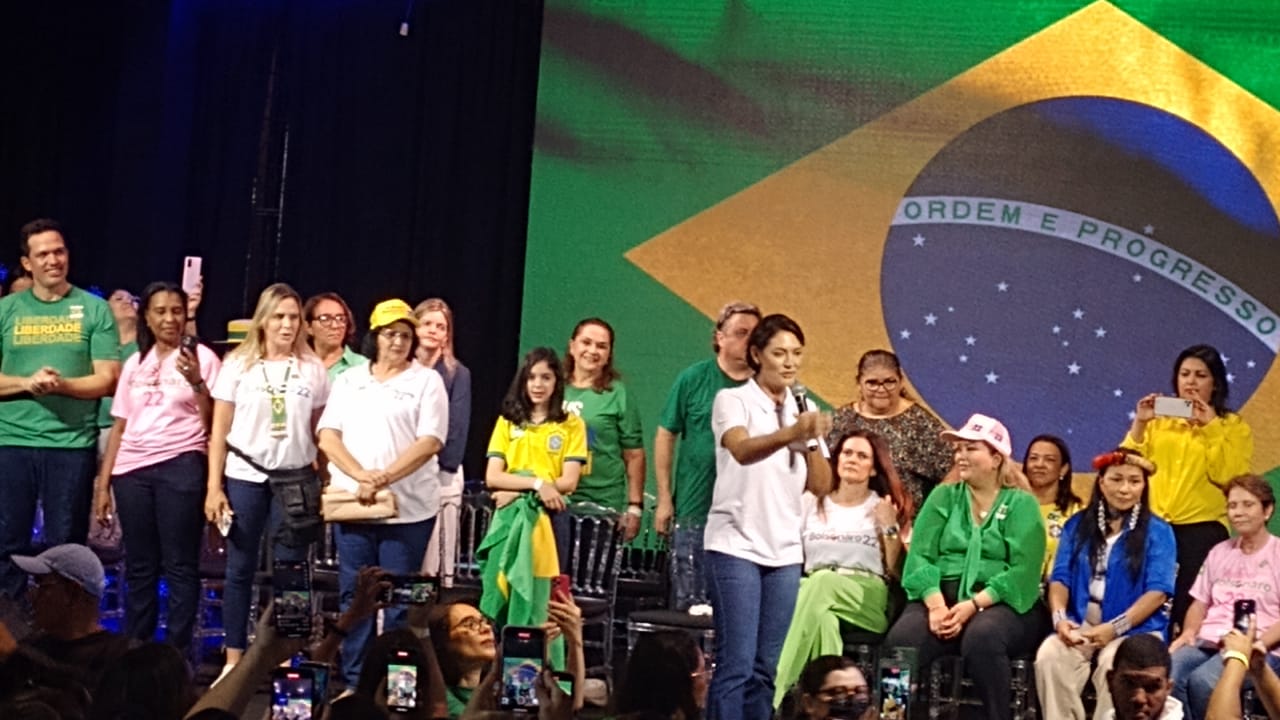 Apoiadores de Bolsonaro se reúnem em evento com primeira-dama