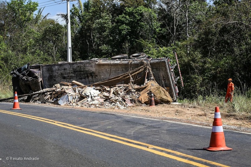 Caminhão carregado de cerâmica tomba e deixa mortos na PI-112,