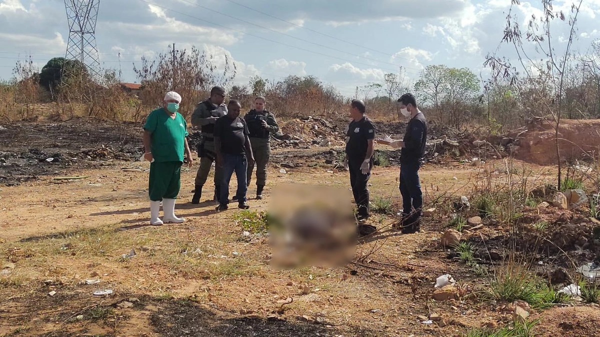 Corpo encontrado em terreno baldio