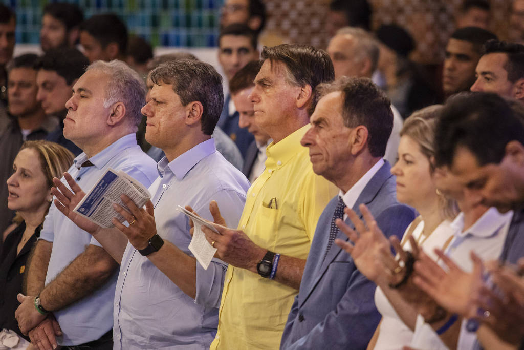 Jair Bolsonaro (PL), ao lado de Tarcísio de Freitas (Republicanos), em missa no santuário de Aparecida nesta quarta (12/10)