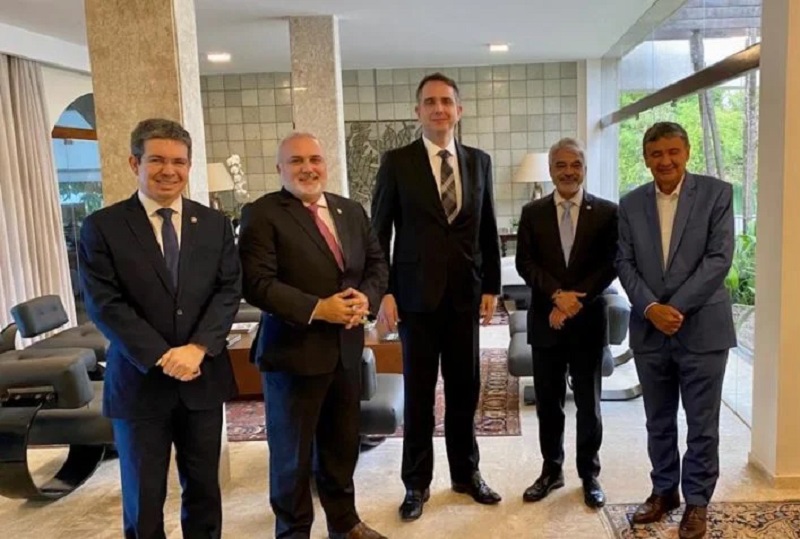 o líder da Oposição no Senado, Randolfe Rodrigues (Rede-AP); o líder da Minoria no Senado, Jean Paul Prates (PT-RN); Rodrigo Pacheco; o senador Humberto Costa (PT-PE); e o ex-governador do Piauí e sen