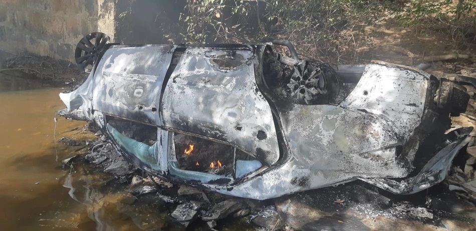 Carro ficou completamente destruído