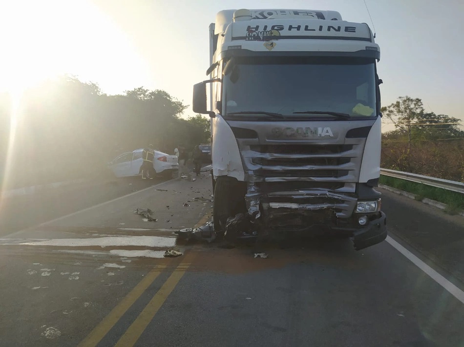 Colisão entre caminhão e carro deixa um homem morto em Amarante