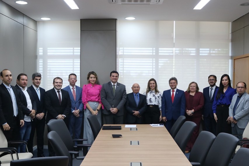 Integrantes da OAB-PI estiveram reunidos com o Presidente TJ-PI, Desembargador José Ribamar Oliveira, nesta quinta-feira (17/11)