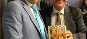 Presidente da AGEPPEN-BRASIL Jacinto Teles  entregando livro “Inteligência, Segurança Pública, Organização Criminosa" ao deputado Tadeu Veneri
