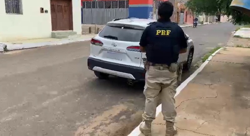 PRF apreende carro clonado