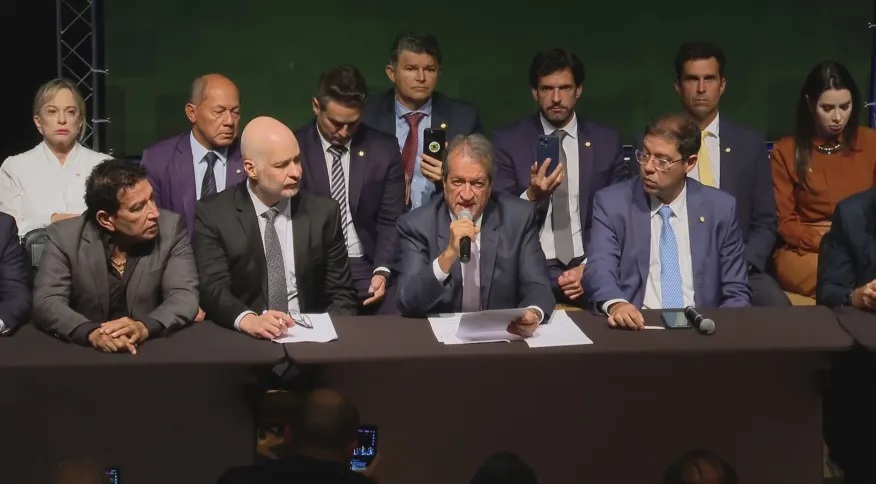 Valdemar Costa Neto concede entrevista a jornalistas em 23/11