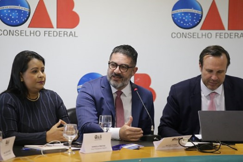 Vice-presidente da OAB-PI, Daniela Freitas ao lado do conselheiro federal e procurador nacional de Defesa das Prerrogativas, Alex Sarkis e do vice-presidente da OAB Nacional, Rafael Horn