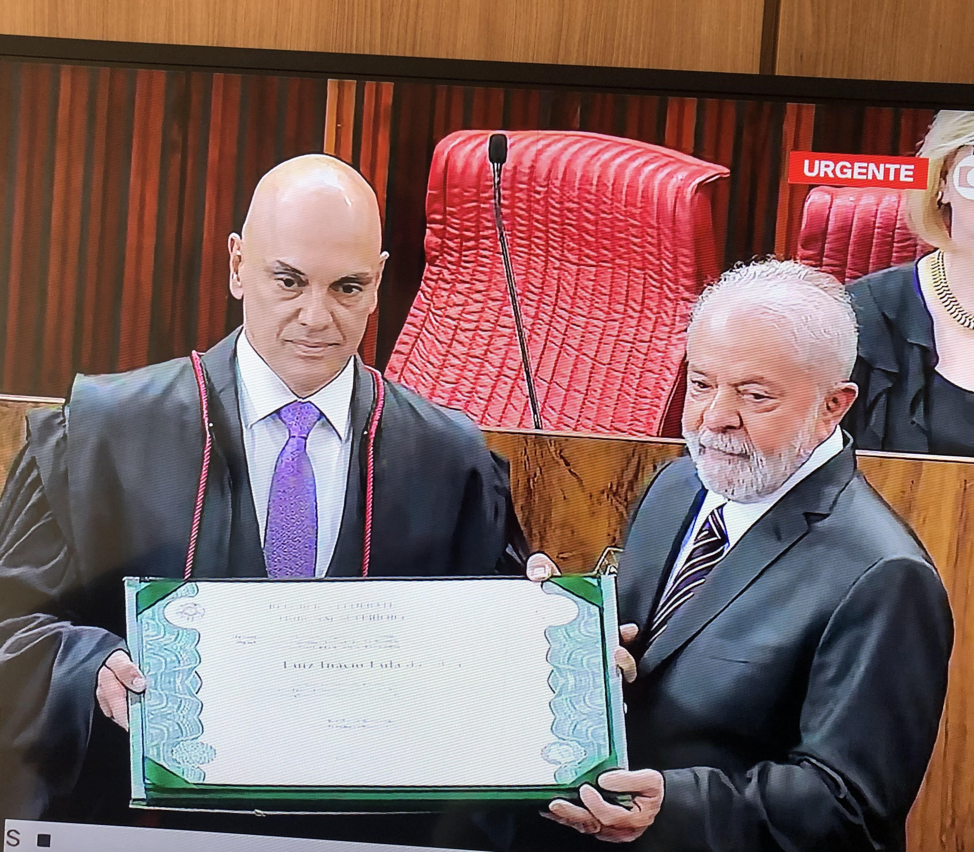 Após ALexandre de Moraes diplomar o presidente eleito, Luiz Inpacio Lula da SIlva, Bolsonaristas ateiam fogo em ônibus, tentam invadir sede da PF, e delegacia de polícia no DF