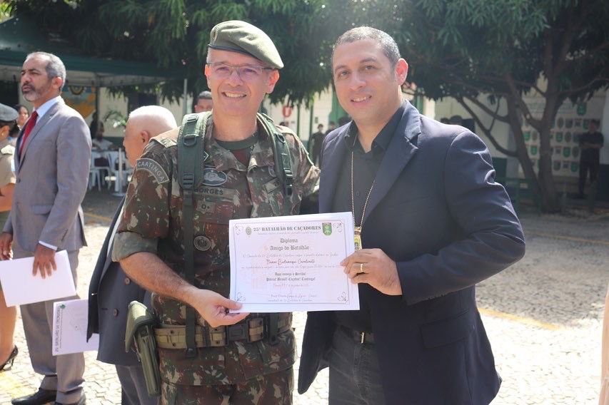 Itmar Burlamaqui recebe a homenagem de Amigo do Batahão das mãos do coronel Paulo Ricardo Borges