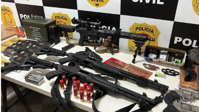 Parte das armas apreendidas pela PCDF em poder do empresário suspeito de terrorismo em Brasília, em razão da Eleição de Lula