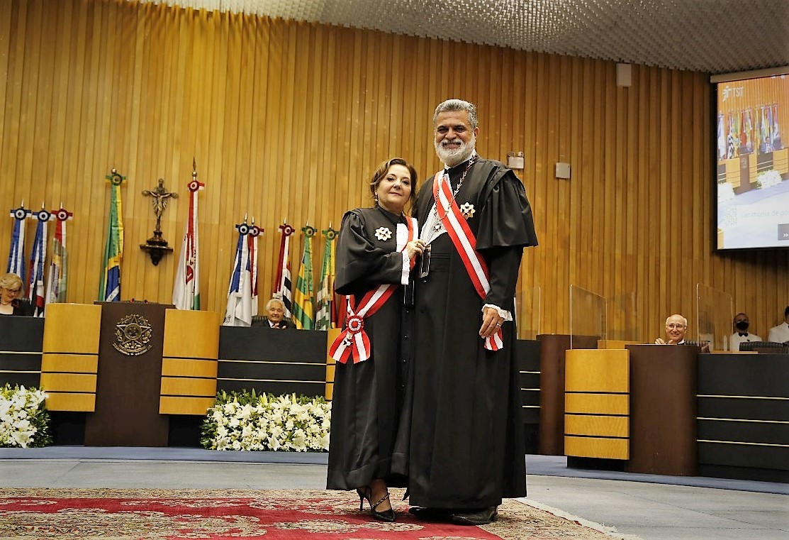 Presidente do TST, ministro Lelio Bentes Corrêa condecora a ministra Liana Chaib