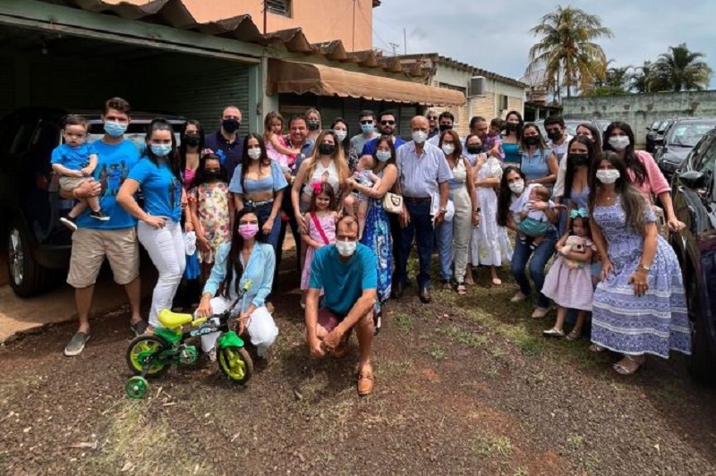 A família reunida para receber o presentão do avô