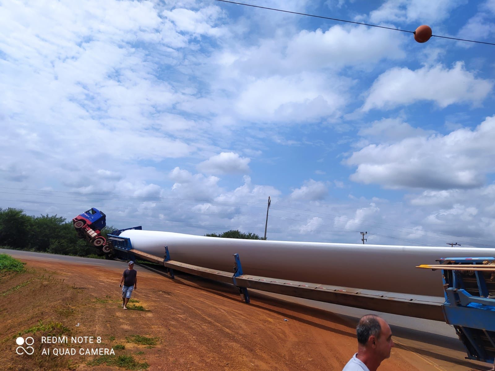 Caminhão que transportava pá gigante tomba