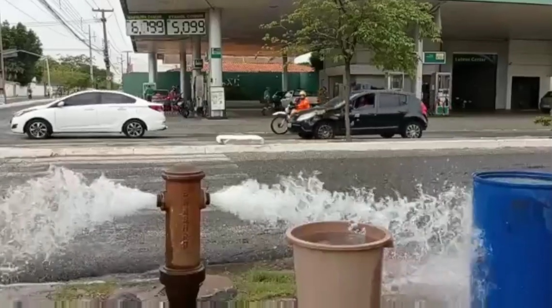 Hidrante “estoura” e deixa moradores sem água em Teresina