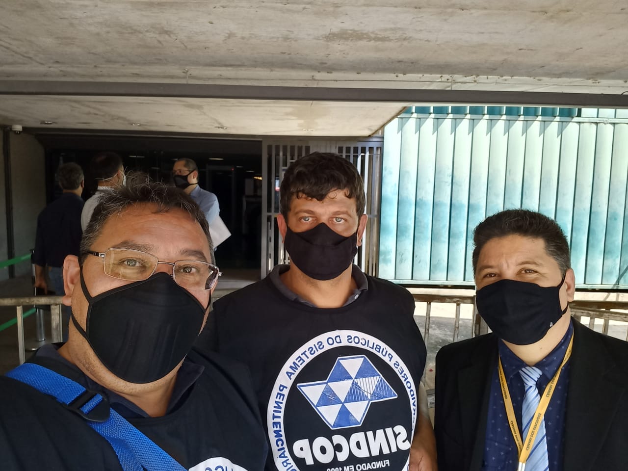 Na foto, à esquerda o secretário geral da AGEPEN-BRASIL e diretor do SINDCOP-SP, Carlos Neves, o tesoureiro da AGEPEN e diretor jurídico do Sindcop ao lado do assessor parlamentar Wesley Bastos