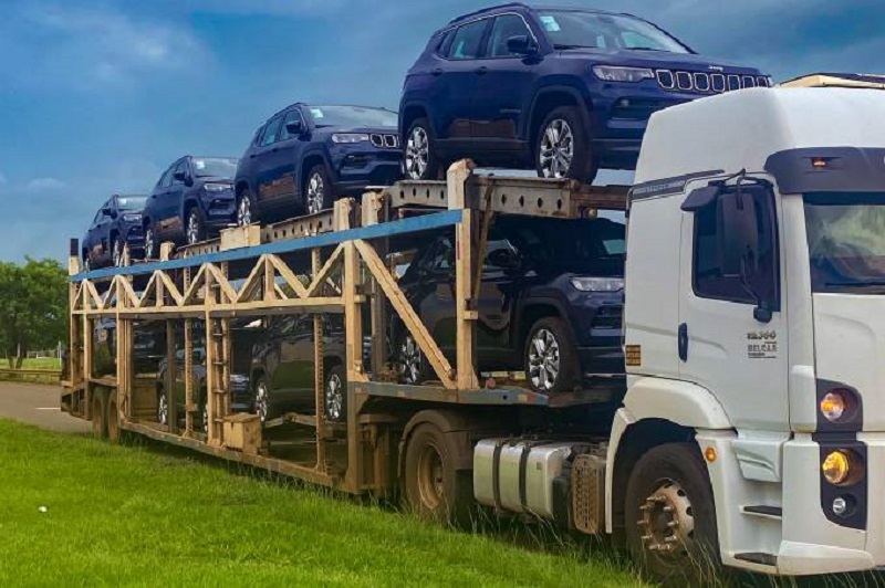 Todos os 15 Jeep Compass são da mesma versão e cor, totalizando mais de R$ 2,6 milhões no preço de tabela