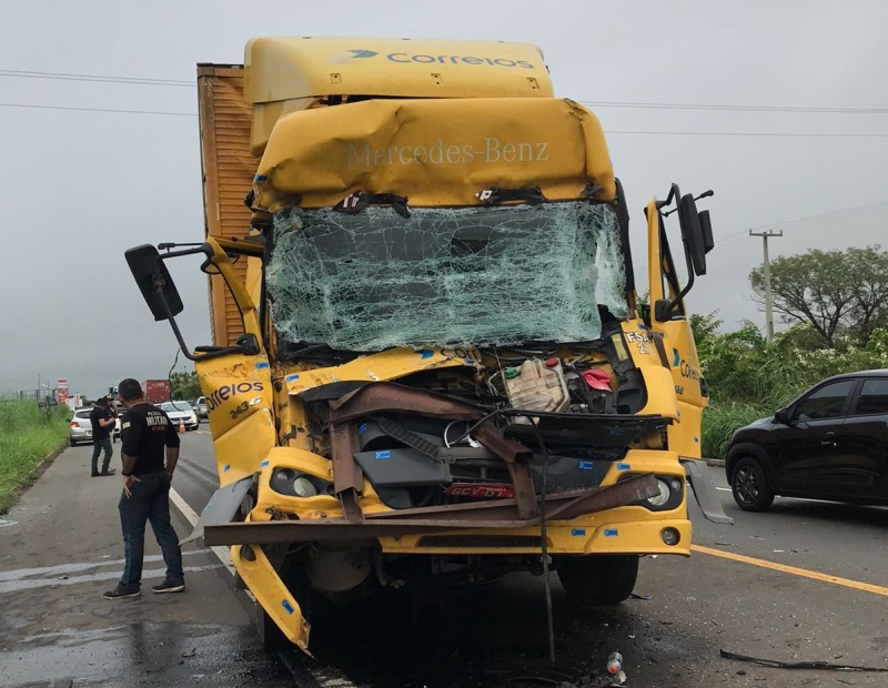 Caminhão do Sedex se envolve em acidente na BR-343