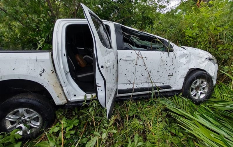 Equipe de comunicação do Governo do Piauí capota carro na BR 343