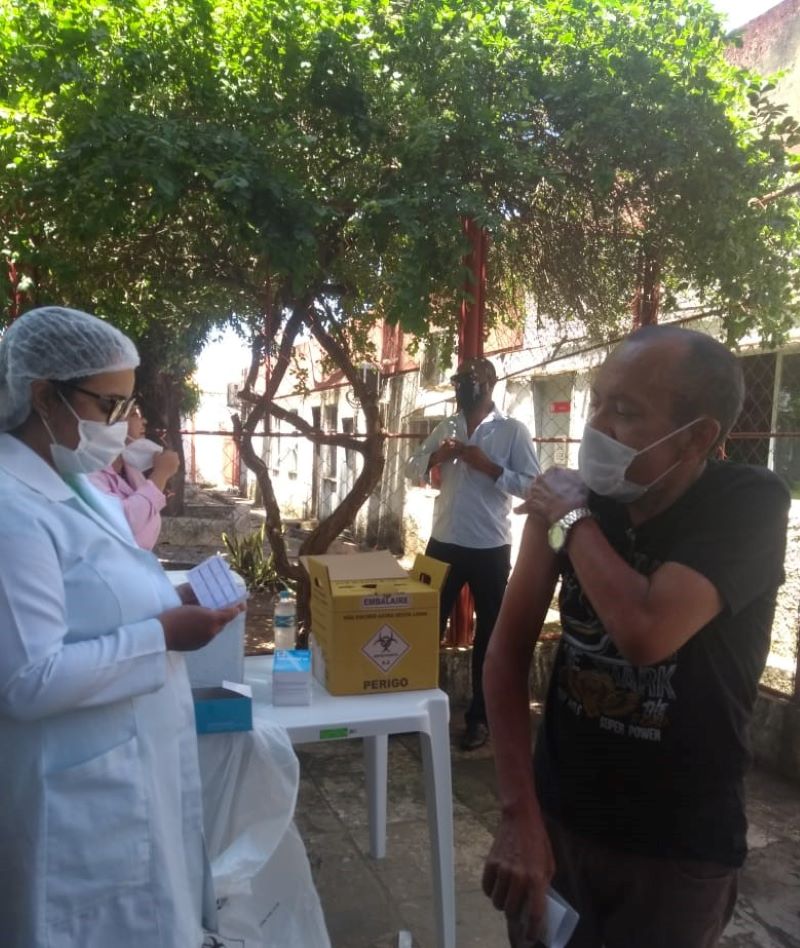 Osvaldo Luiz em 7/4/2021 quando tomava a 1ª dose da vacina contra a COVID-19 no Corpo de Bombeiros de Teresina