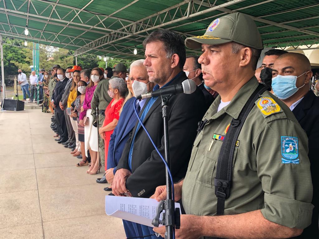Ao lado do coronel Lindomar está o deputado estadual Carlos Augusto