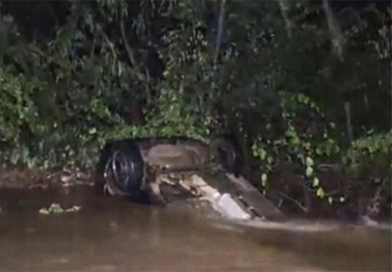 Carro é arrastado após forte chuva em Pedro II