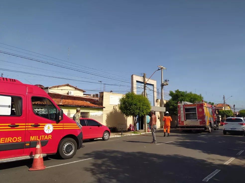 Corpo de Bombeiros é acionado para controlar fogo em escola na zona Norte