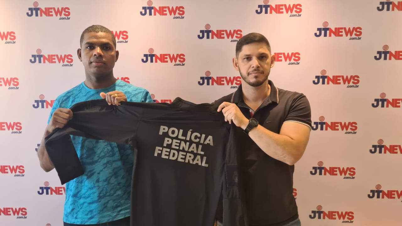 Presidente do SINDPPF-DF, Gilvan Albuquerque ao lado do policial penal Varlei Ferreira, na sede do JTNEWS quando participaram do I Encontro Nacional Estratégico de Valorização da Polícia Penal Brasil