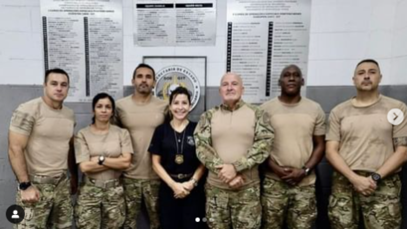 Rosa Maria Nebel ao centro com Polciais Penais do Rio de Janeiro