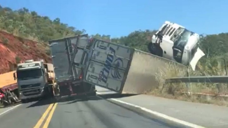 Acidente com três carretas deixa BR-135 parcialmente interditada