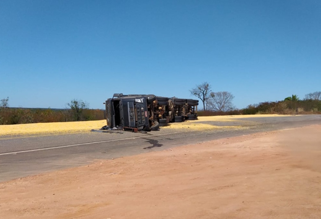 Carreta tomba com carga de soja