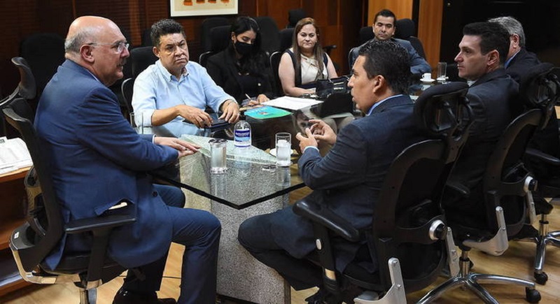 O ministro Milton Ribeiro em reunião com o pastor Arilton Moura, de camisa azul claro