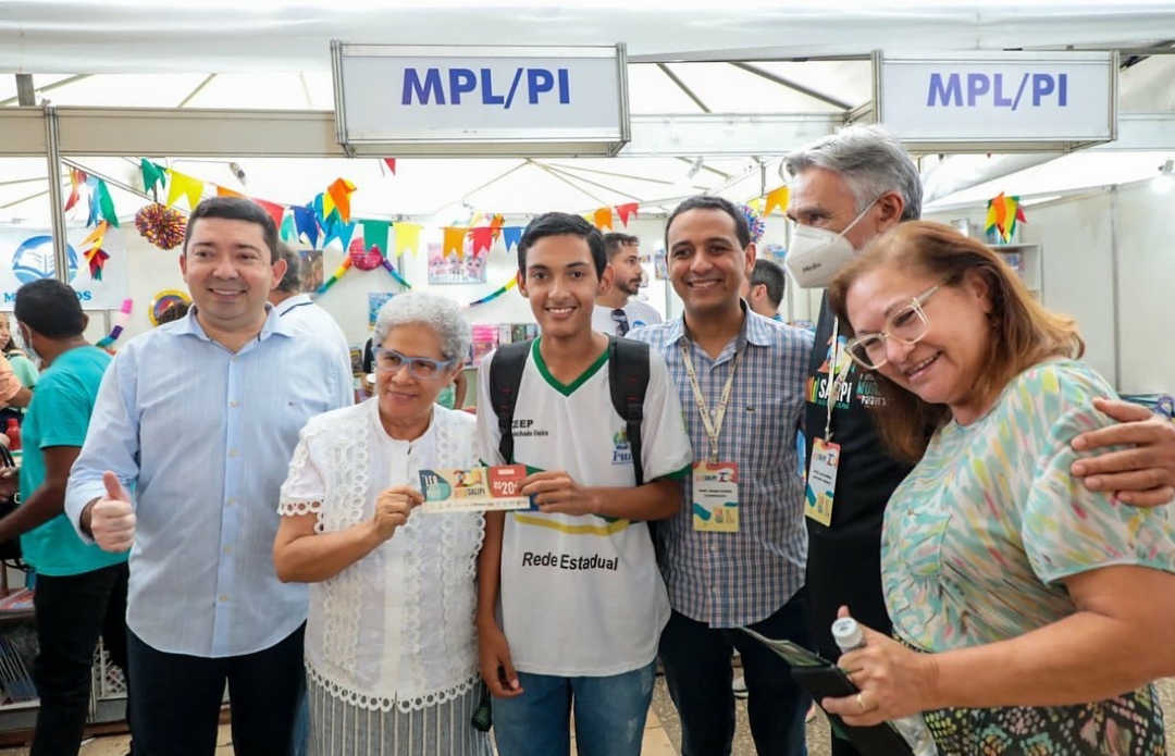 Regina Sousa realiza entrega de 5 mil cheques-livros no Salipi