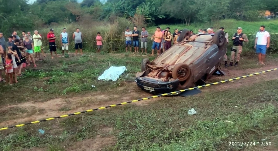 Homem morre após perder controle e capotar veículo