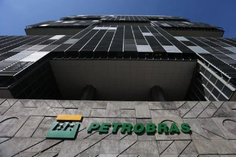 Petrobras reduz preço da gasolina